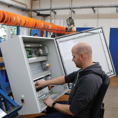 produktion_elektro_kundenindividueller_Schaltschrankbau_weda